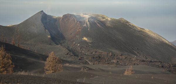 Vista del vessant oriental de l’edifici volcànic que s’ha format des de setembre del 2021. Es distingeixen unes àrees de color groc associades a la precipitació de sofre i altres elements associats a la presència de fumaroles.