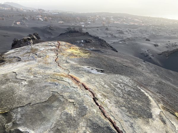 Vista d’un sector de la localitat de Las Manchas, àmpliament afectat per la caiguda de fragments de piroclastos procedents del volcà.