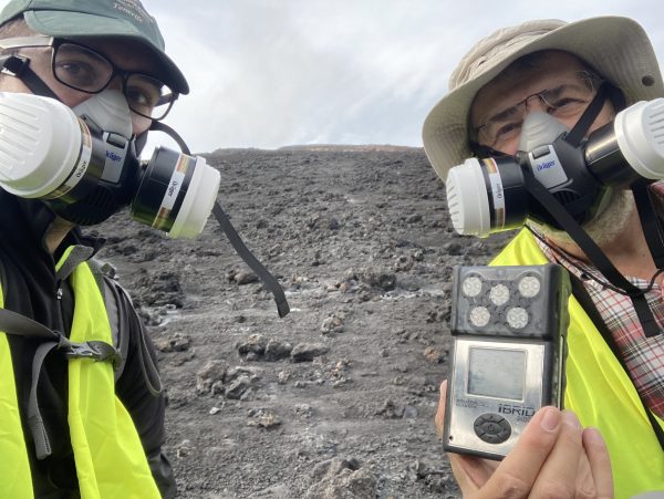 Marc Campeny (esquerra) i José Mangas (dreta), de la Universidad de Las Palmas de Gran Canaria, mostrant el detector de gasos. L’aparell està programat per alertar quan hi ha concentracions elevades de compostos de sofre, clor o carboni que poden ser potencialment tòxiques.